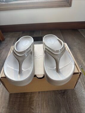 Oofos Comfort Flip-Flop wedge Sandals in Light Beige